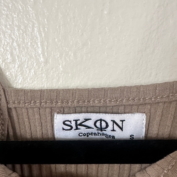 Chic Tan Ribbed Midi Dress - Picture 3 of 4